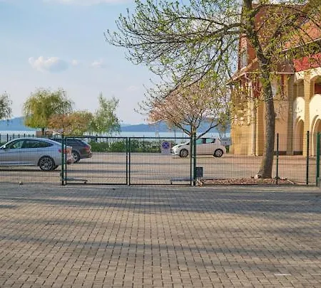 Strand Apartman *